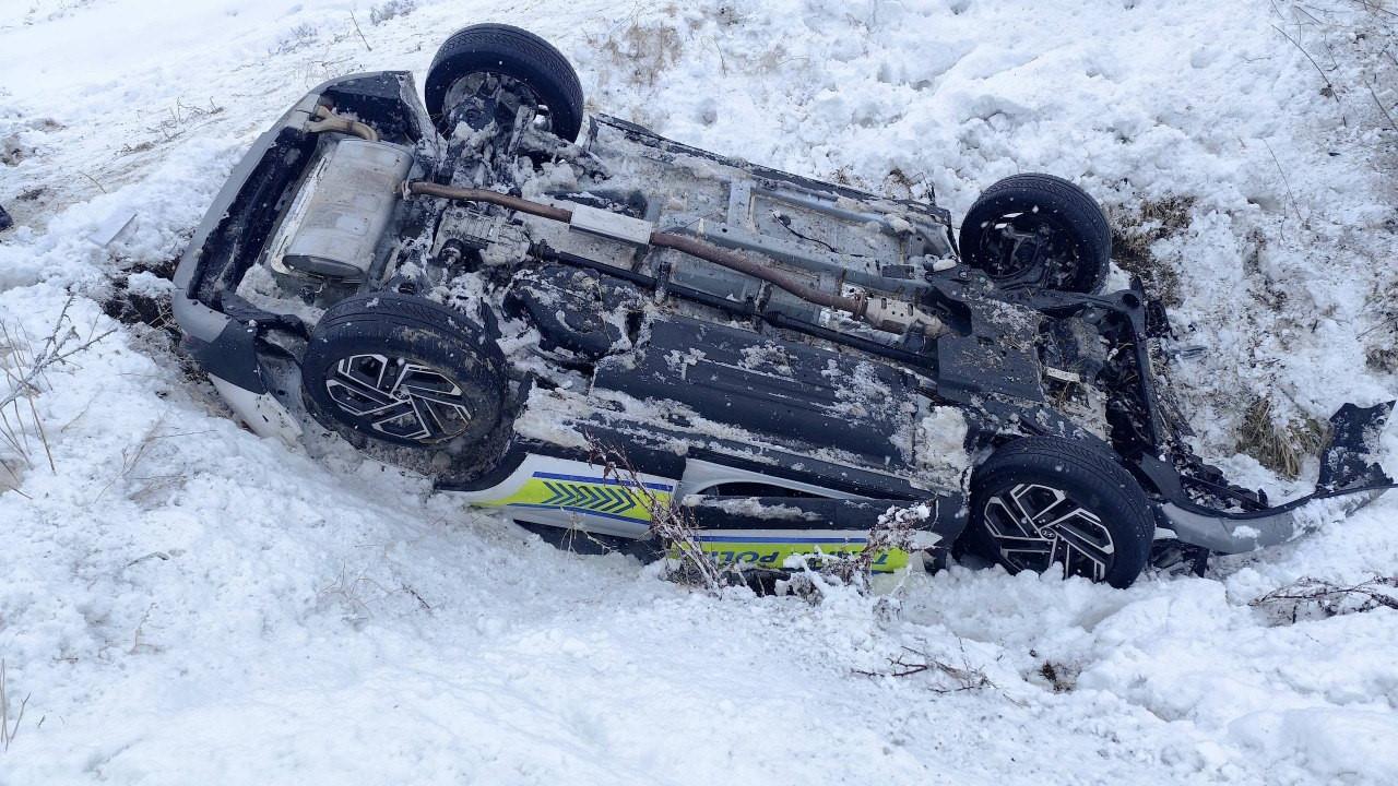 Erzincan’da polis aracı şarampole uçtu: 2 polis yaralandı