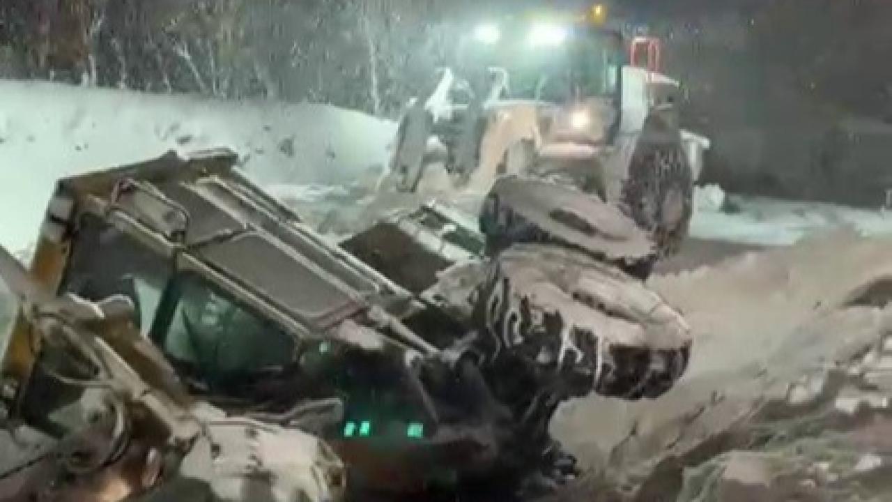 Erzurum’da kar temizleme aracı devrildi