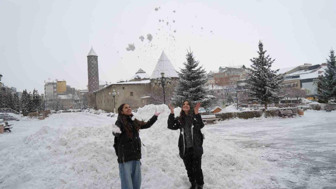 Erzurum’da kar yağışı etkili oluyor