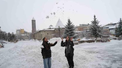 Erzurum’da kar yağışı etkili oluyor