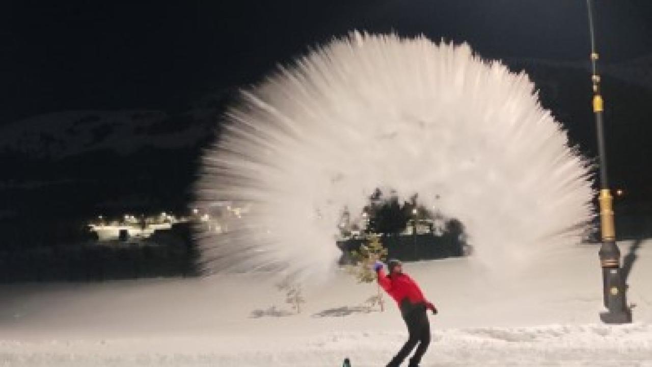 Erzurum’da kaynar su havada dondu