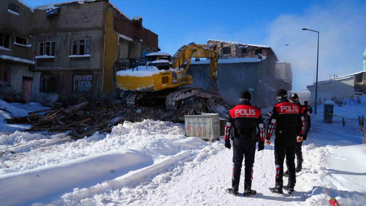 Erzurum’da metruk binalar yıkılıyor