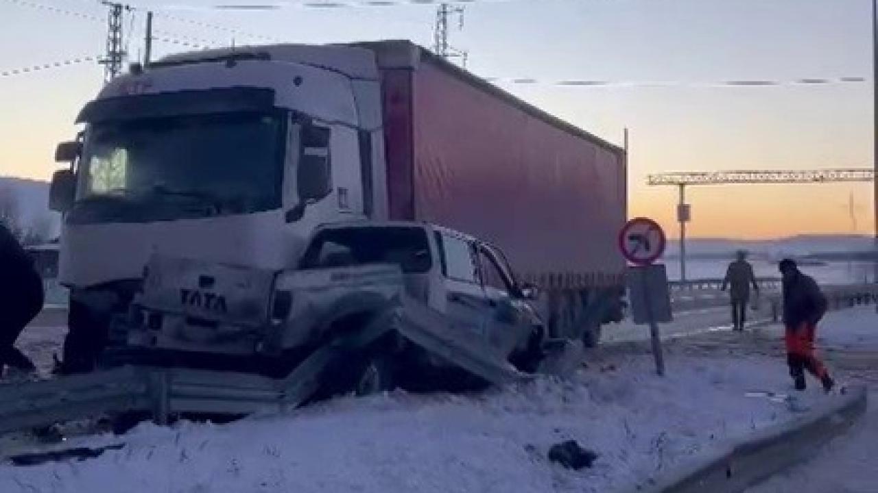 Erzurum’da yollardaki buzlanma trafik kazalarına neden oldu