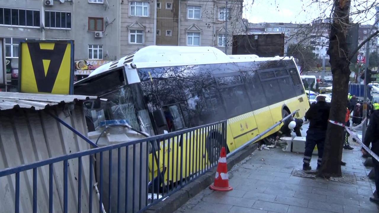 Esenler'de İETT otobüsü otoparka daldı