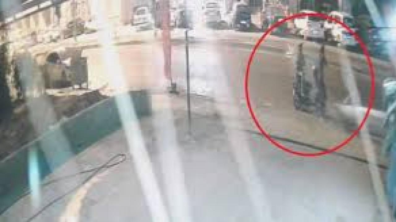 Film sahnelerini aratmayan görüntü: Motosikletle gelen maskeli 2 şahıs pompalı tüfeklerle iş yerini kurşunladı