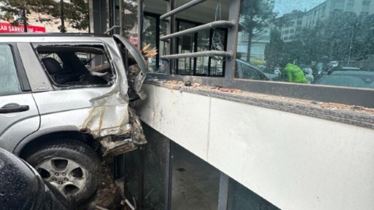 Fren yerine gaza basan sürücünün yaptığı akıl almaz kaza