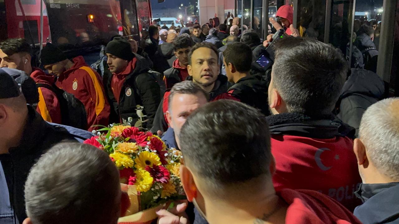 Galatasaray, Fethiye’de çiçeklerle karşılandı