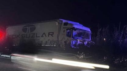 Giresun’da tır aydınlatma direğine çarptı, şoför hayatını kaybetti