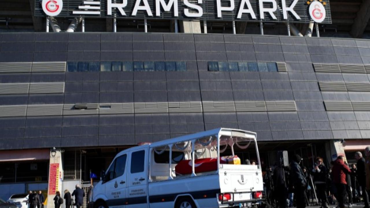 Gökmen Özdenak için stadyumda tören düzenlendi