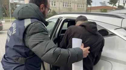 Gümüşçünün vitrin camını kırıp altın zannettiği bilezikleri çaldı