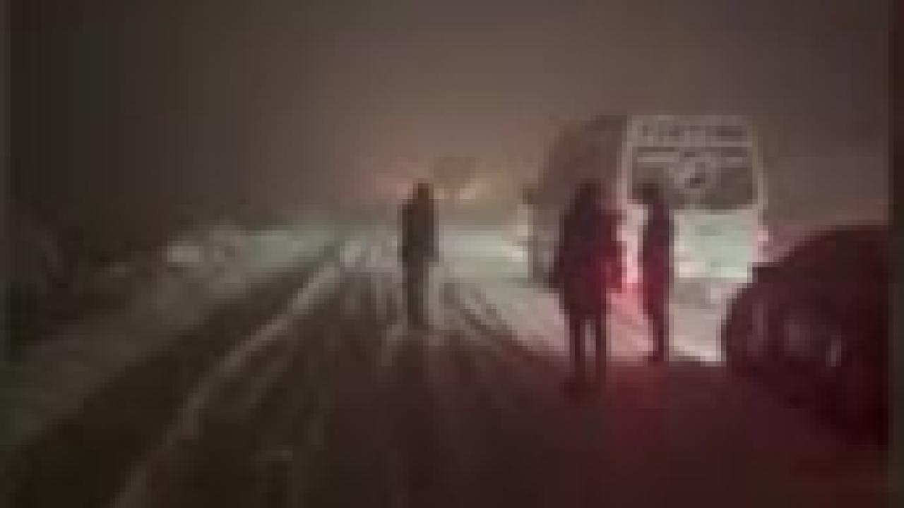 Hakkari’de çığ düştü: Çok sayıda araç yolda mahsur kaldı