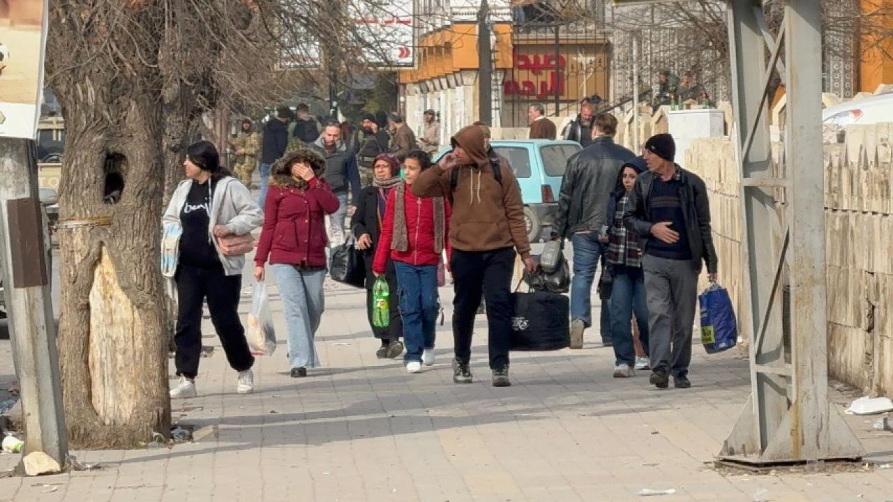 Halep’te siviller bombaların altında tahliye ediliyor