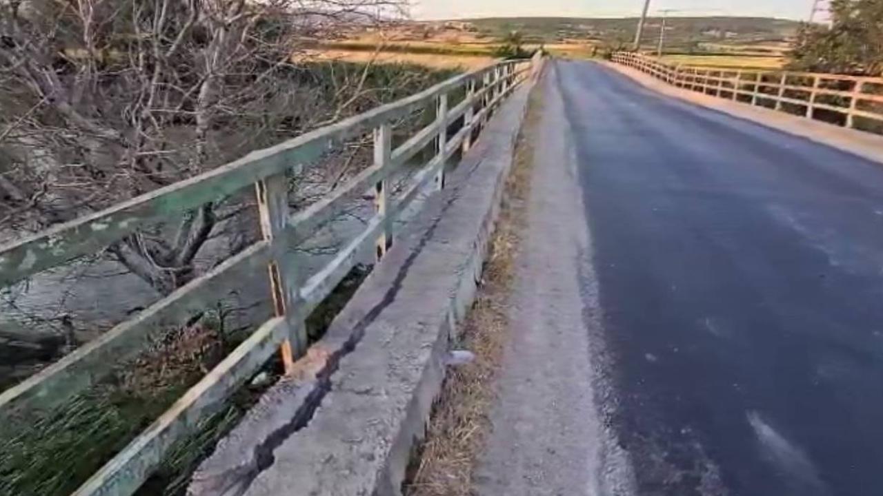 Hasar gören ve beşik gibi sallanan köprü yıkılıyor