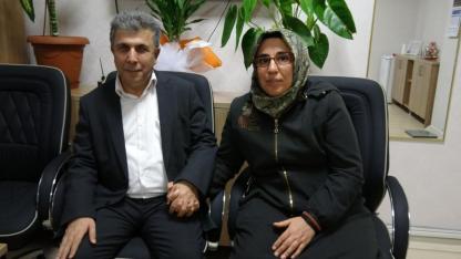 Hayatını görme engelli eşine adadı