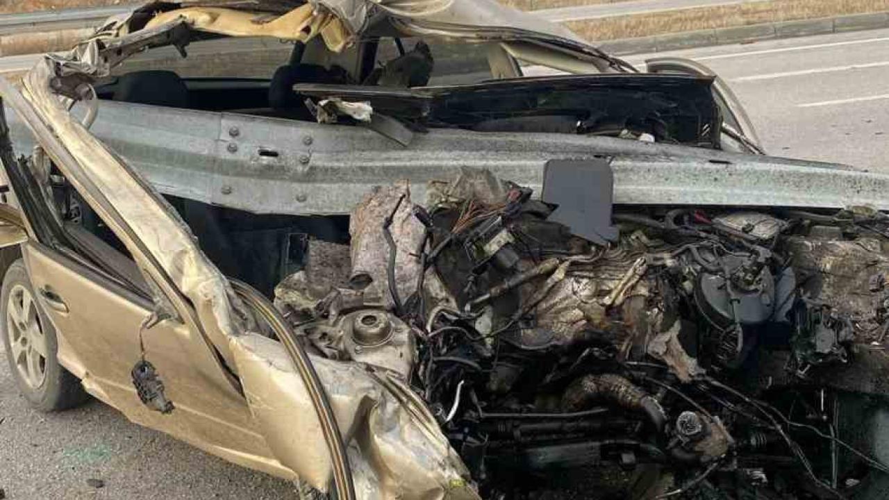 Hurdaya dönen araçtan sağ çıktı