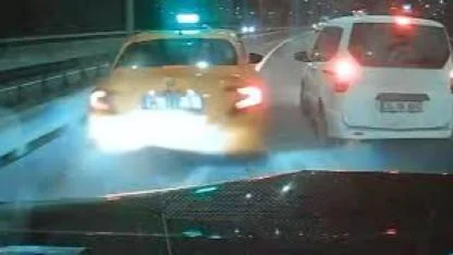 İki sürücünün inatlaşması zincirleme kaza ile bitti