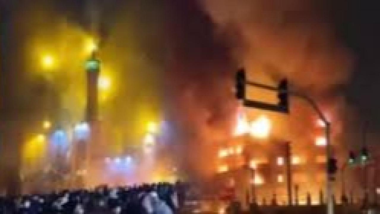 İran'da cami ve belediye binası ateşe verildi