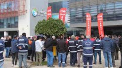 İşçiler alacakları için eylem yaptı