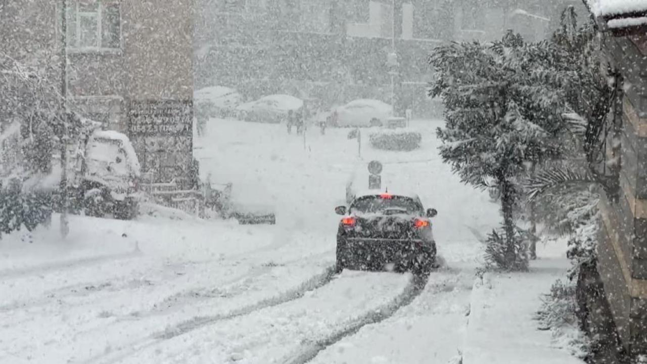 İstanbul’da kar yağışı, araçlar güçlükle ilerledi