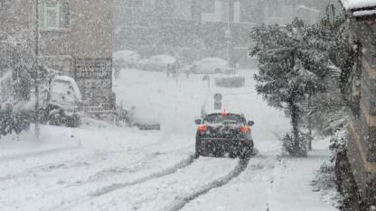 İstanbul’da kar yağışı, araçlar güçlükle ilerledi
