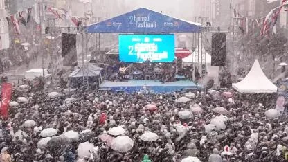 İstanbullular eksi derecede kar altında horon teptiler