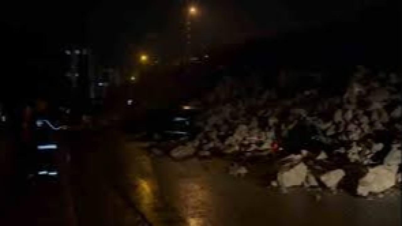 İstinat duvarı park halindeki araçların üzerine çöktü