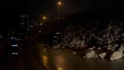 İstinat duvarı park halindeki araçların üzerine çöktü