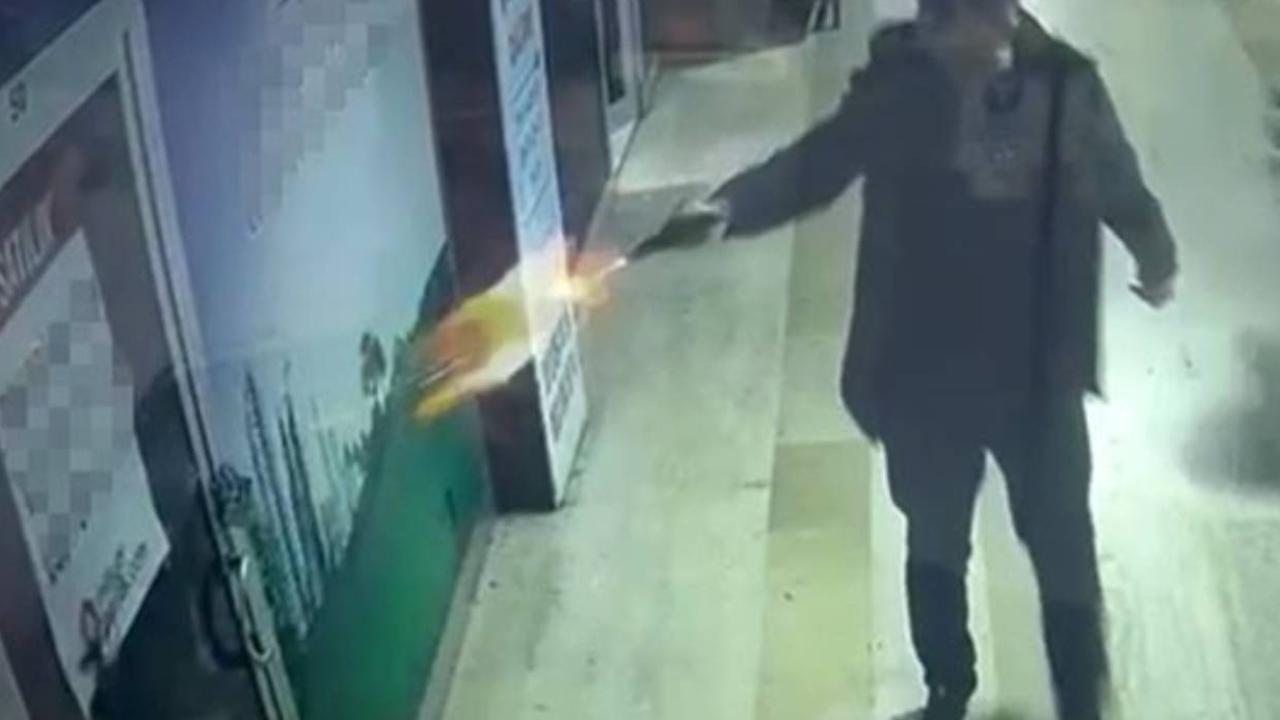 İşyerini mermi yağmuruna tuttu, elini kolunu sallayarak uzaklaştı
