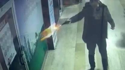 İşyerini mermi yağmuruna tuttu, elini kolunu sallayarak uzaklaştı
