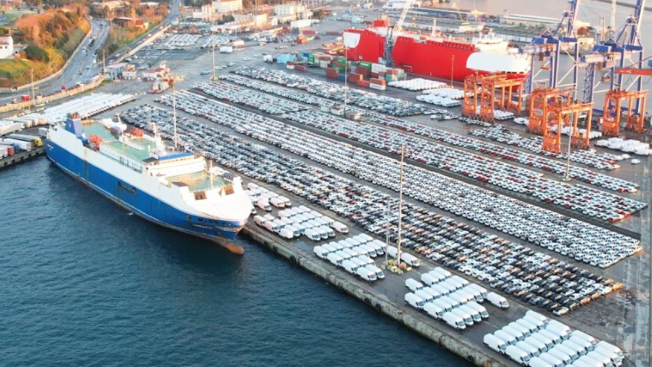 İthal otomobiller Haydarpaşa Limanı’nı doldurdu