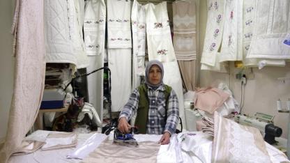 Kadın terzi, veresiye aldığı makinelerle kendi işini kurdu