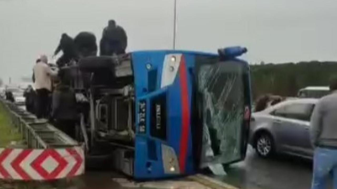 Kağıthane’de cezaevi nakil aracı devrildi: 2 jandarma personeli ağır olmak üzere 19 yaralı