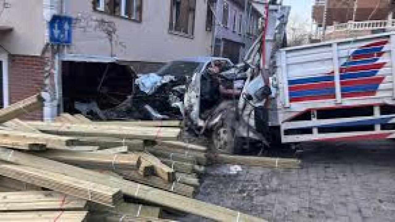 Kamyon dükkana daldı, 2 kişi hayatını kaybetti