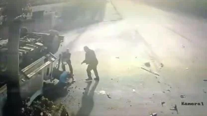 Kamyonun arkadan çarptığı çöp kamyonu devrildi: 1’i ağır 3 işçi yaralandı