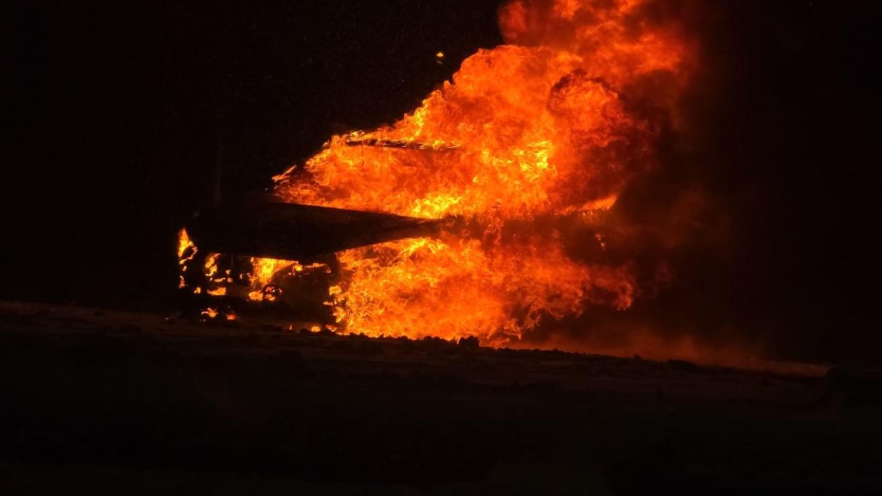 Karlı rampayı çıkarken zorlanan araç alev alev yandı: Sürücü yanan araçta para ve altınını aradı