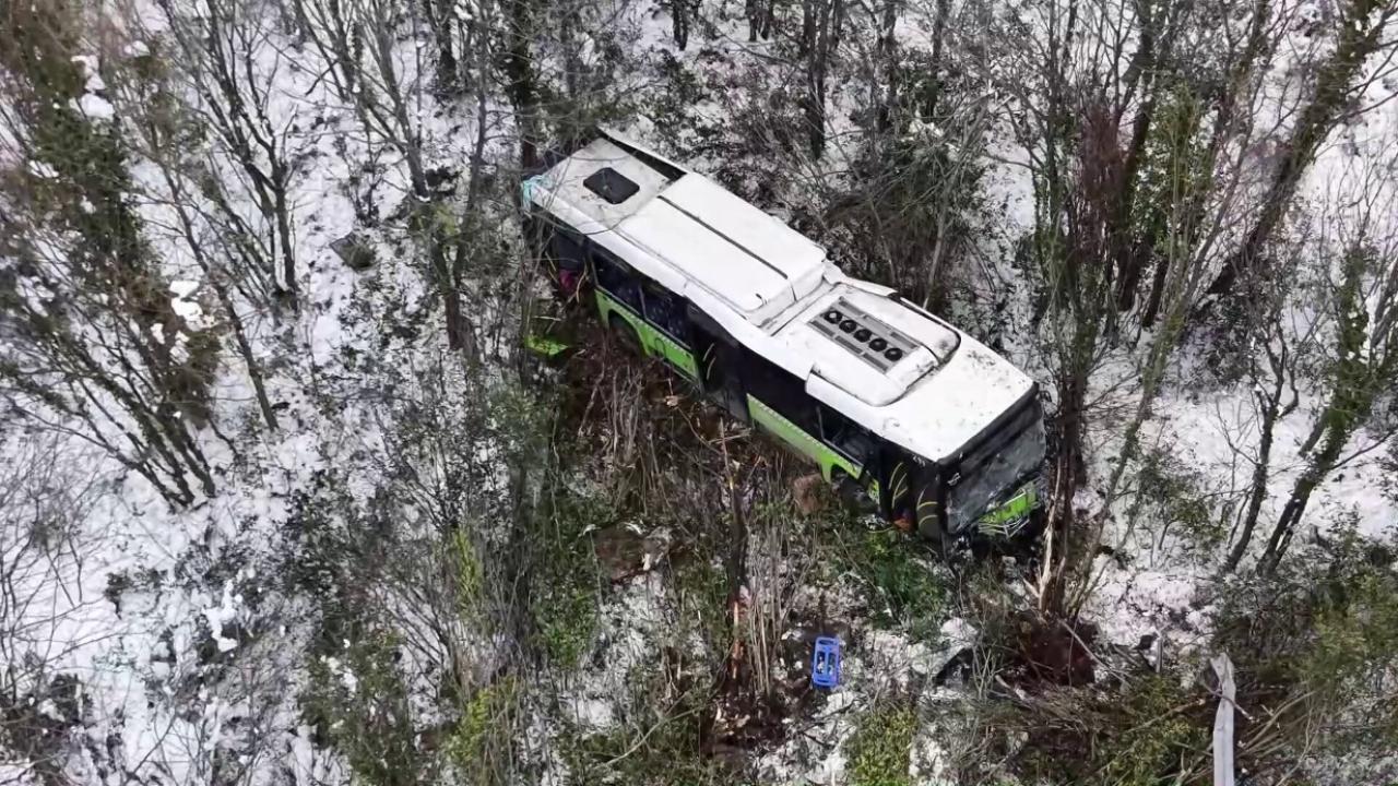 Kartepe’nin zirvesinden inerken otobüs şarampole uçtu: 22 yaralı