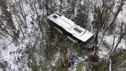 Kartepe’nin zirvesinden inerken otobüs şarampole uçtu: 22 yaralı
