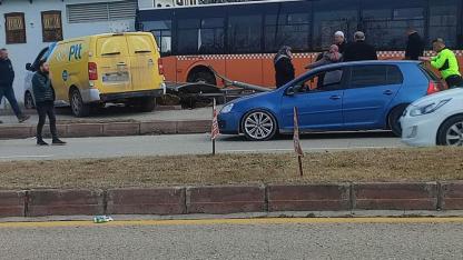 Kırşehir’de kargo aracı belediye otobüsüne çarptı