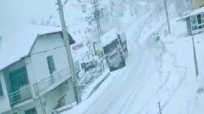 Kontrolden çıkan tır eve çarptı