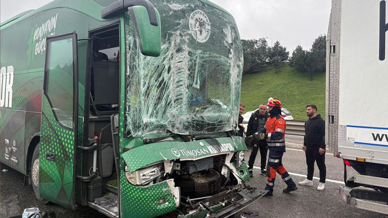 Konyaspor U-19 futbol takımını taşıyan otobüs kaza yaptı: 3 yaralı