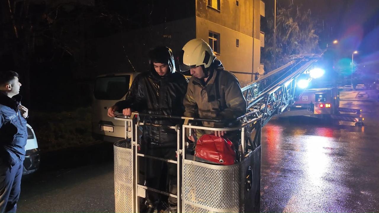Kuş beslerken çatıda mahsur kalan gençleri itfaiye kurtardı