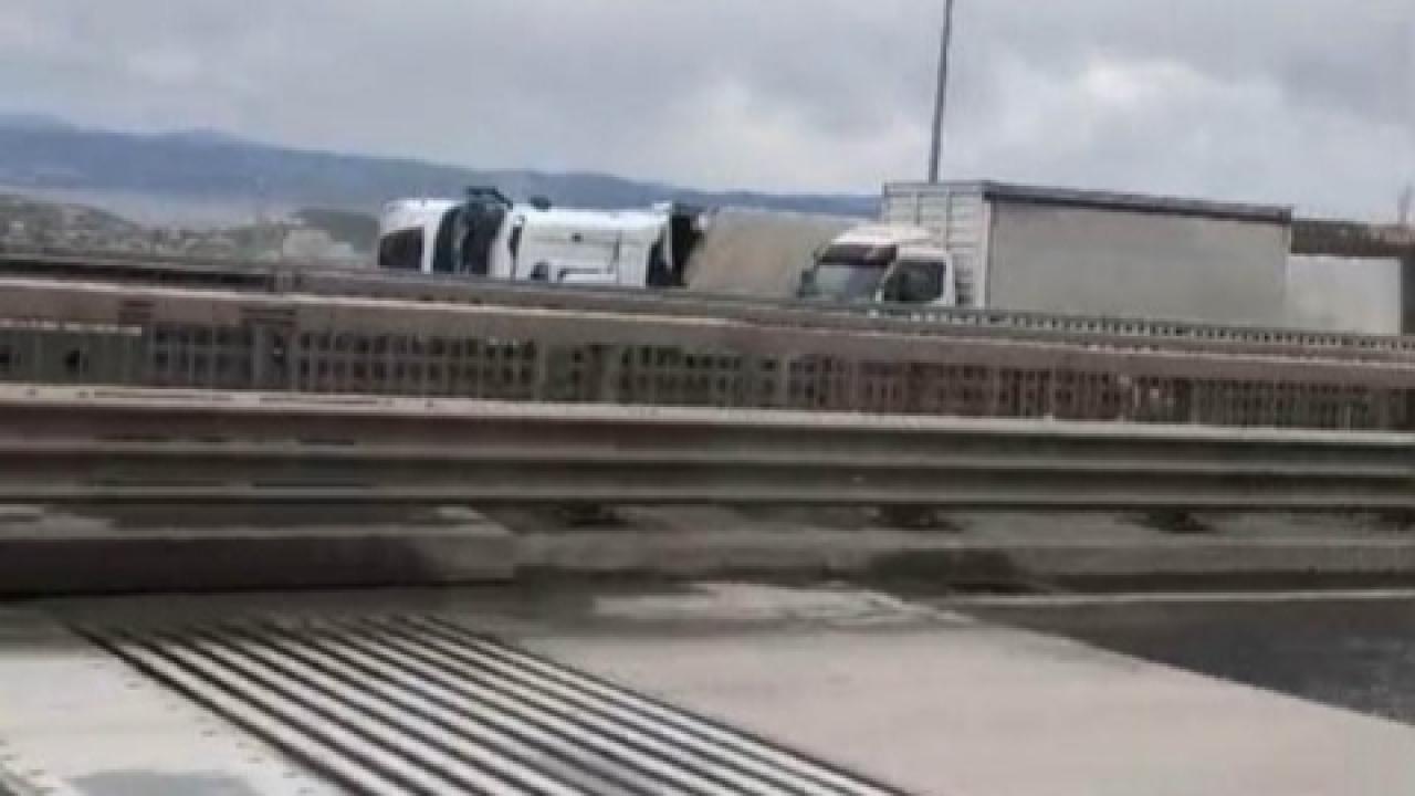 Kuzey Marmara Otoyolu’nda şiddetli fırtına: 2 tır devrildi