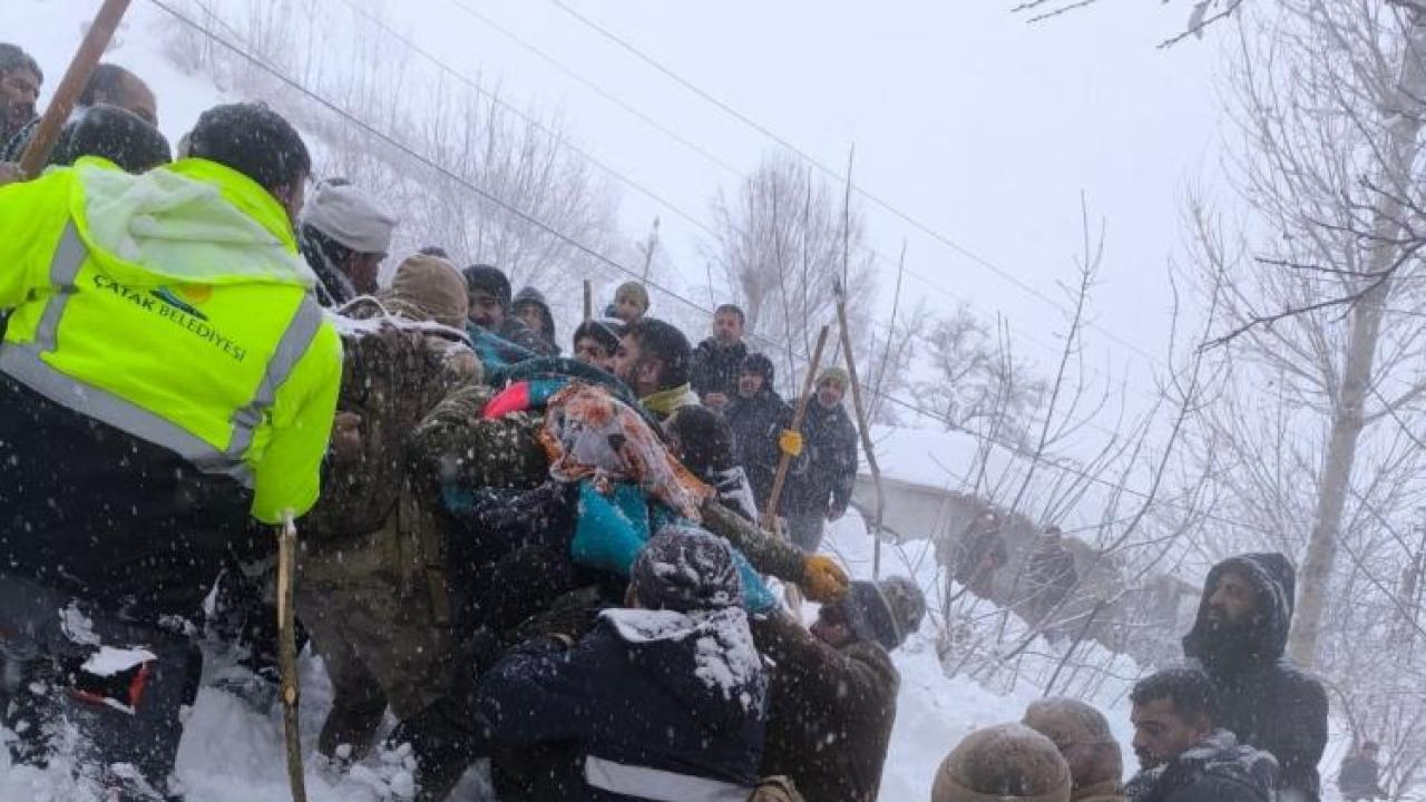 Mahalleye çığ düştü: 1 kişi kayıp, 22 ev boşaltıldı