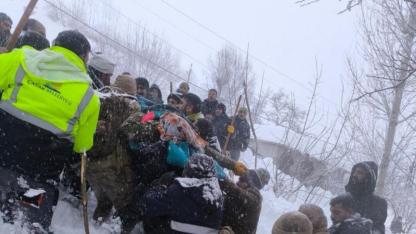 Mahalleye çığ düştü: 1 kişi kayıp, 22 ev boşaltıldı