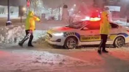 Mardin’de yürekleri ısıtan görüntüler: Polis ve çocukların kar topu savaşı