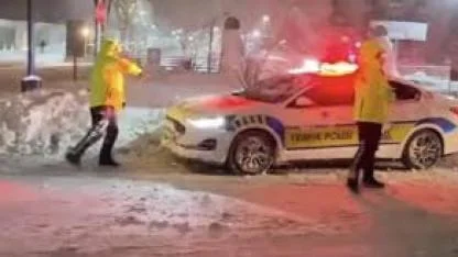 Mardin’de yürekleri ısıtan görüntüler: Polis ve çocukların kar topu savaşı