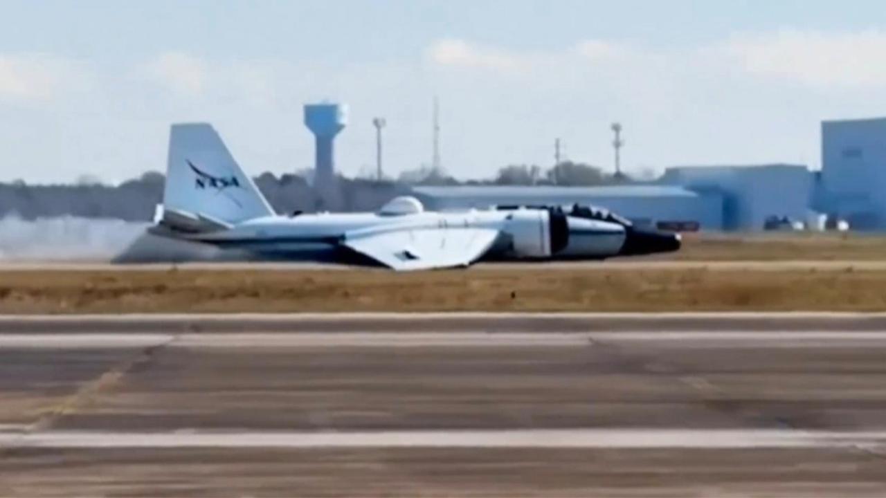NASA'ya ait araştırma uçağı arıza nedeniyle gövde üzerine iniş yaptı