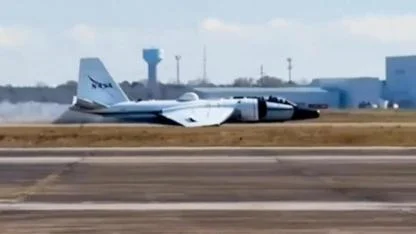 NASA'ya ait araştırma uçağı arıza nedeniyle gövde üzerine iniş yaptı