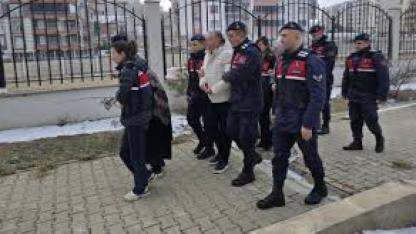 Ölen kardeşinin kimliğiyle 21 yıl devletin imkanlarından istifade etti