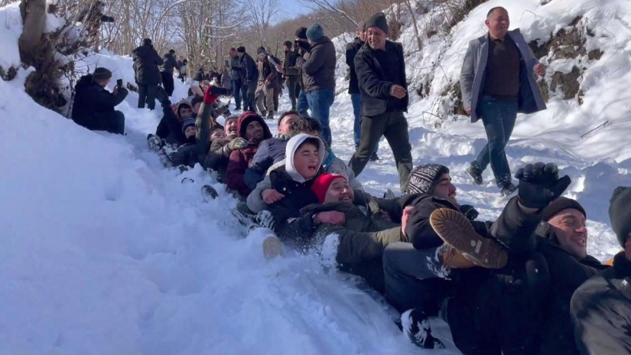 Ordu’da kar yağışı eğlenceye dönüştü: 150 kişi aynı anda kaymaya çalıştı